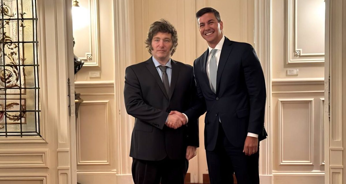 Milei en una de sus reuniones con Santiago Peña: buscan afianzar la relación bilateral con Paraguay