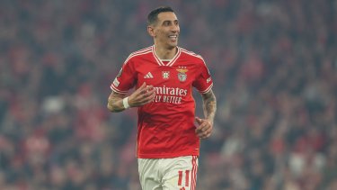 Di María hizo los dos goles de penal para Benfica en el partido de ida ante Toulouse. 