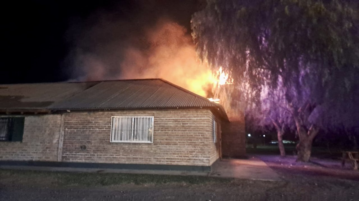 El salón comunitario de Valle Azul sufrió un incendio intencional generando indignación en la comunidad. Foto Gentileza.