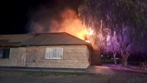 Weretilneck repudió el incendio intencional del salón comunitario de Valle Azul: «Lo reconstruiremos»