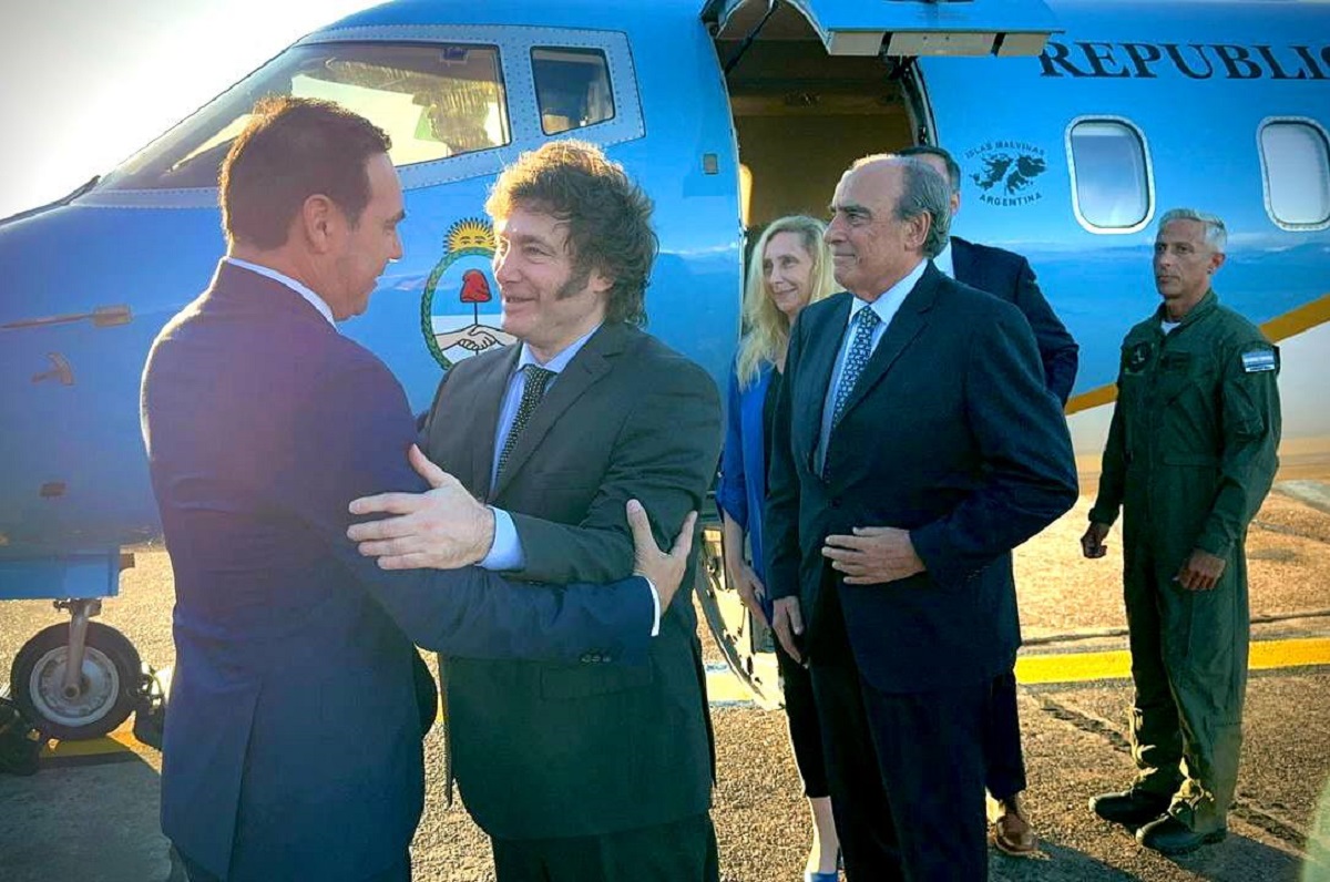 El Presidente Javier Milei viajó el lunes a Corrientes y fue recibido por el Gobernador Gustavo Valdés. (Twitter)