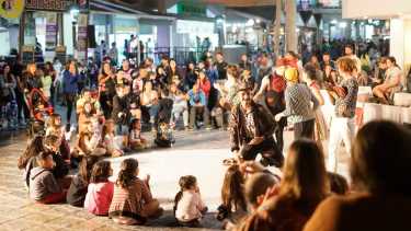 Los artistas callejeros llenan de magia las calles de Las Grutas 
