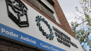 Desde la fiscalía informaron que los dos acusados efectuaron varios disparos contra la mujer que logró esconderse atrás de un árbol. foto: archivo.