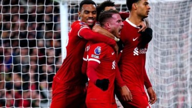 Mac Allister, figura en Liverpool, festeja uno de los tantos de su equipo ante Luton Twon.