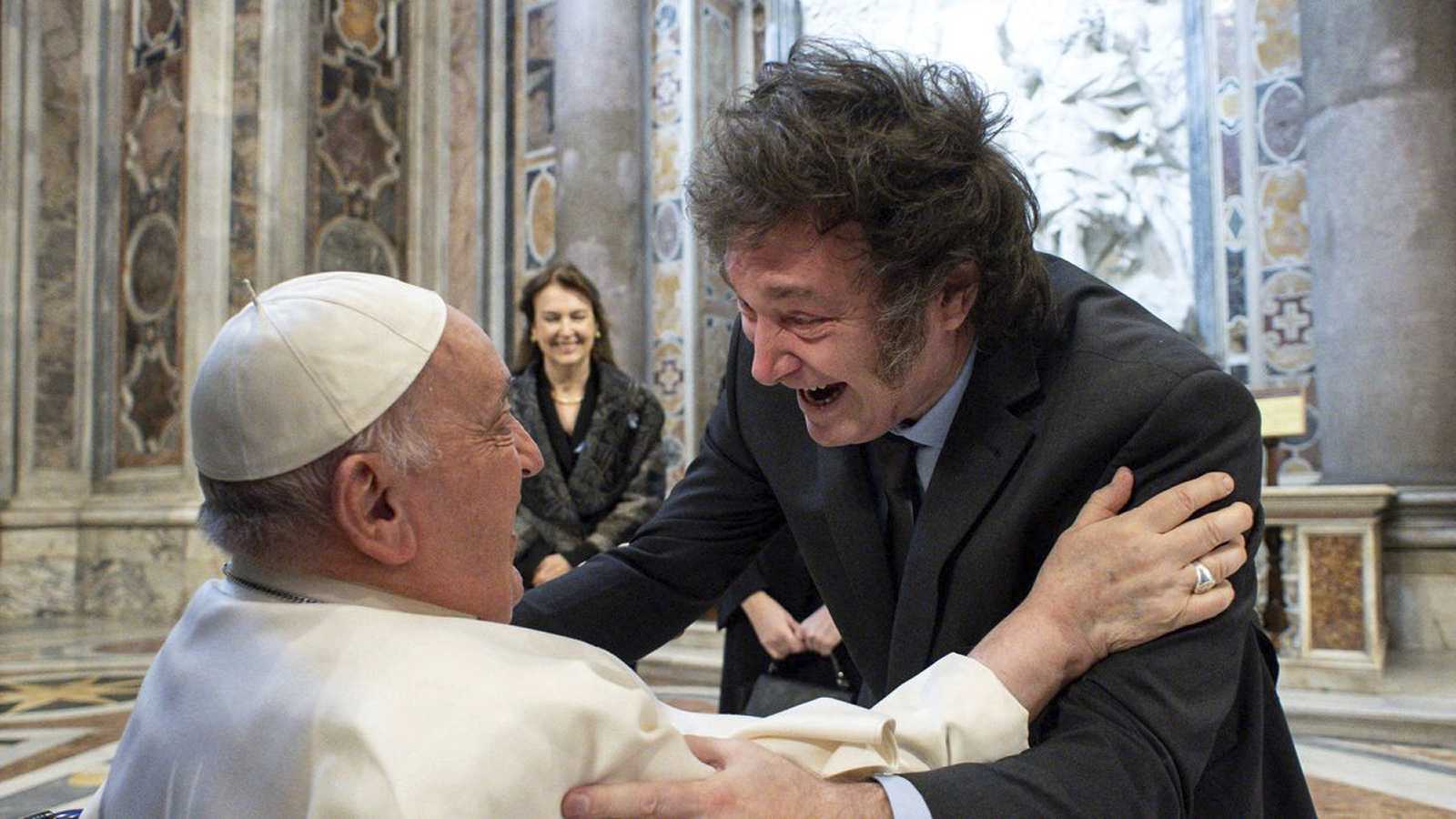 El papa Francisco y el Presidente durante un encuentro en el Vaticano. El Presidente muestra felicidad y un efusivo saludo. 