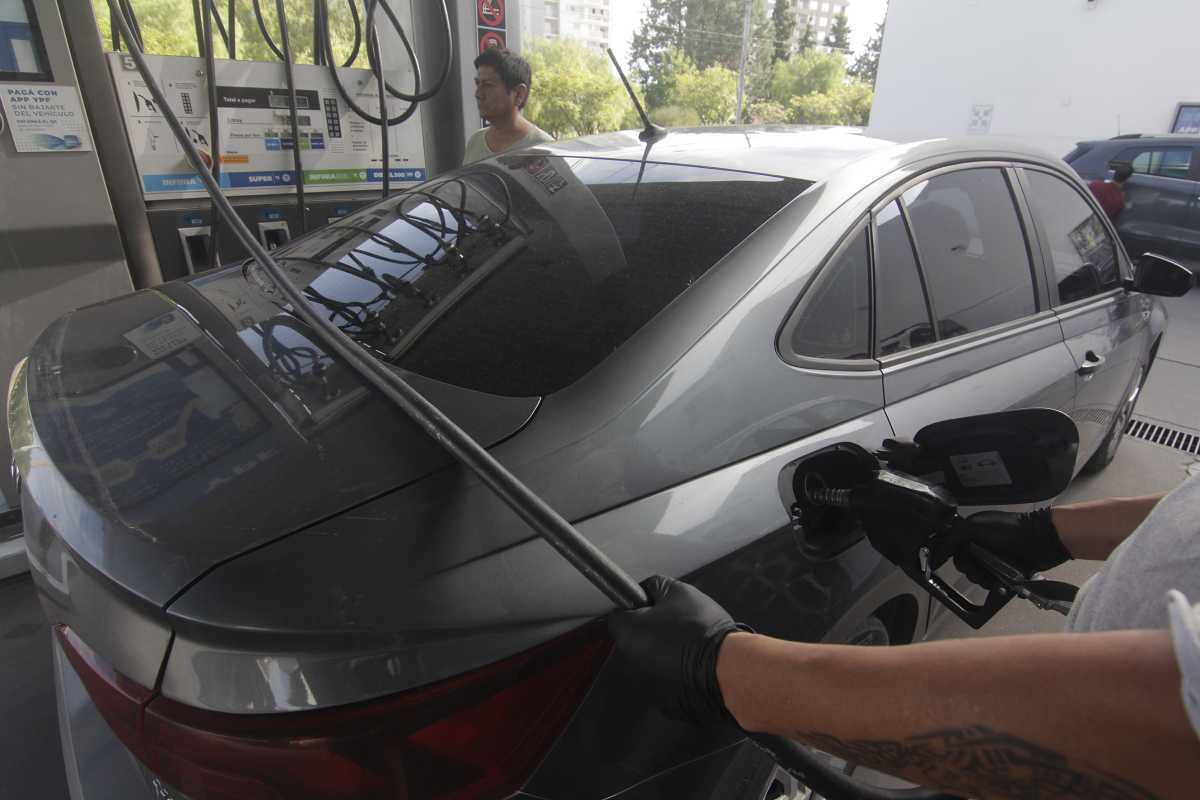 El gobierno municipal quiere cobrar la nueva tasa al combustible en marzo, para paliar la merma de aportes nacionales y provinciales al COLE (foto Oscar Livera)
