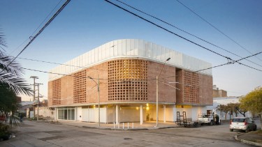 El edificio domina la esquina de Chile y España en General Roca.