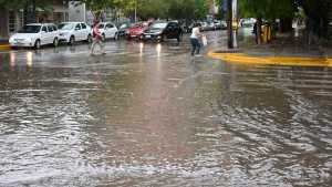 Tormenta en Neuquén y Río Negro: tras la fuerte lluvia inician los arreglos de calles anegadas