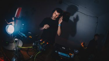 Vision X: Freestyle BMX y música electrónica en una noche, en Fernández Oro