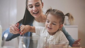 Empleadas domésticas: Qué diferencias hay entre las niñeras y las «Au Pair»