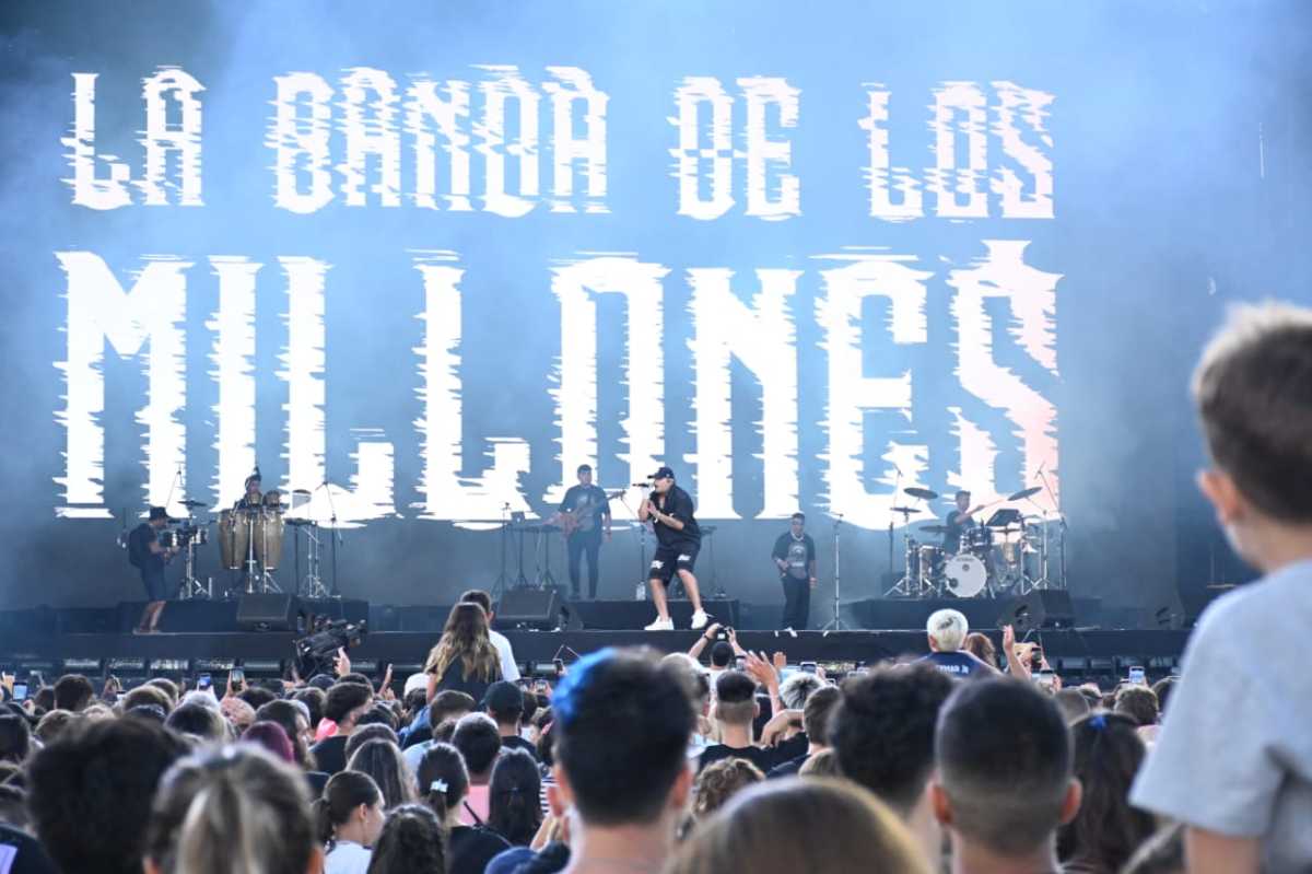 Callejero Fino emocionó al público de la Fiesta de la Confluencia 2024 en Neuquén con un espectáculo lleno de energía y emoción. Foto Flor Salto.