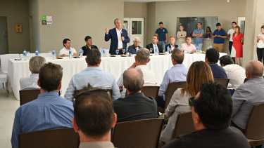 Rolando Figueroa se reunió en Centenario con sindicalistas y empresarios (Florencia Salto)