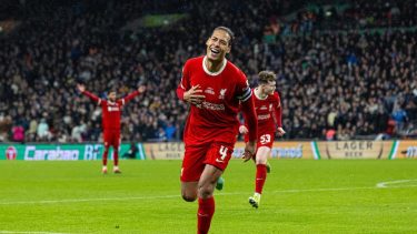 Con un gol agónico de Van Dijk, Liverpool venció a Chelsea y ganó la Carabao Cup