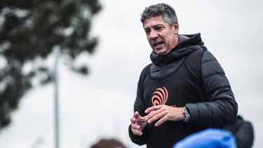 Pablo Lombi dará una clínica de hockey en Neuquén.