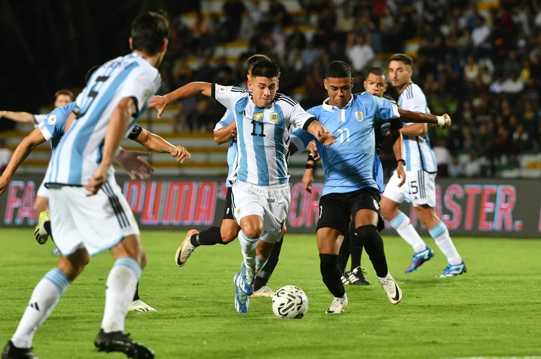 El plantel de Javier Mascherano cerró la fase de grupo del Preolímpico con un empate ante Uruguay. (Foto NA: @Argentina).
