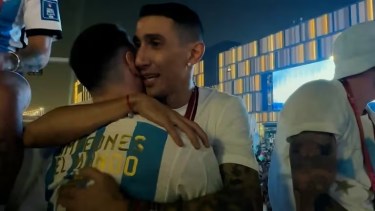 Messi y Di María protagonizaron un momento emotivo en los festejos de Qatar 2022.