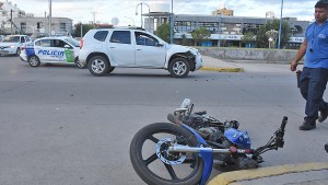 Un motociclista herido tras ser chocado por una camioneta, en Roca