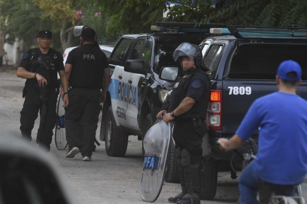 El allanamiento se llevó a cabo a las 19 en el barrio Tiro Federal de Roca. Foto: Juan Thomes. 