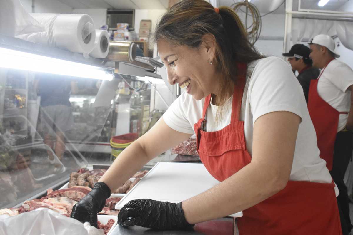 La carnicera de Roca que desposta carne y estereotipos. Fotos: Juan Thomes