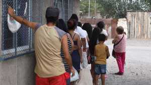 Ollas vacías y filas de «hambre» en Río Negro: comedores sin alimentos y niños sin comer