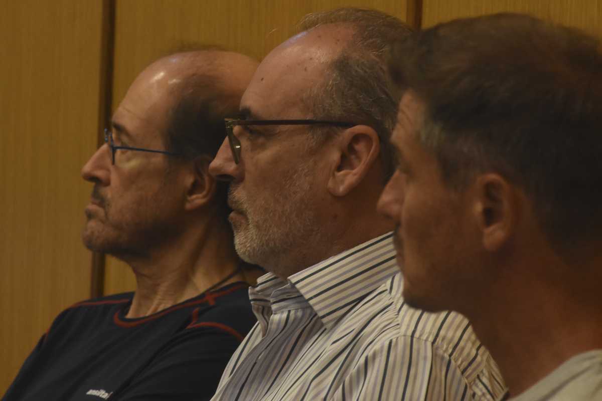Mastandrea, Mascaró y Cafaratti ayer en los Tribunales de Roca. El juicio empezó hace más de ocho meses. (Foto: Juan Thomes)