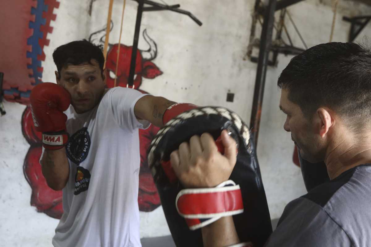 Mariano da clases de kickboxing en barrio Nuevo, Roca. Fotos: Juan Thomes