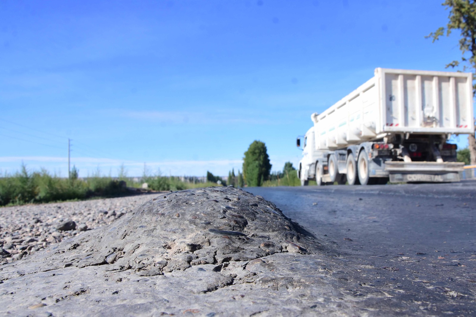 La carpeta de asfalto aplicada el año pasado, de 4,5 centímetros de espesor, no resistió el movimiento creciente de camiones. (Foto: Alejandro Carnevale)