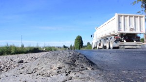 El puente de Paso Córdoba resiste, pero la Ruta 6 sufre el peso de la arena para Vaca Muerta