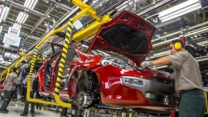 Se derrumbó la producción de vehículos y el sector automotriz extendió vacaciones