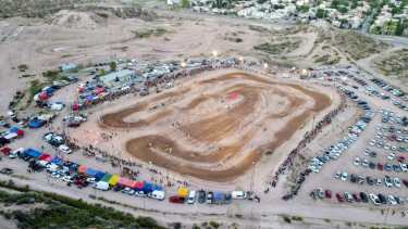 El Coliseo de La Barda se vistió de fiesta para recibir una nueva edición del Supercross de Verano. (Fotos: Fabián Ceballos)