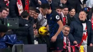 La dura sanción para el hincha que agredió a Lucas Ocampos en el duelo del Sevilla con el Rayo Vallecano