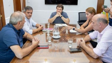 Daniel Sartor habla, Weretilneck, los legisladores y el presidente de la UCR provincial escuchan. Fue el miércoles al mediodía.