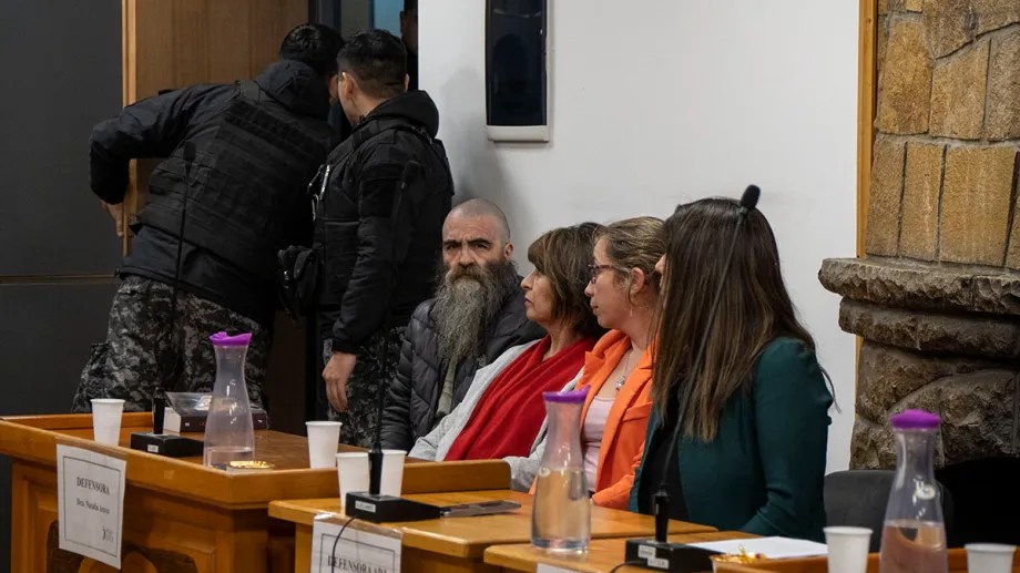 Mauricio Buchaillot junto a sus defensoras oficiales en el juicio por jurados que se hizo en septiembre pasado, en Bariloche. (foto de archivo Marcelo Martínez)