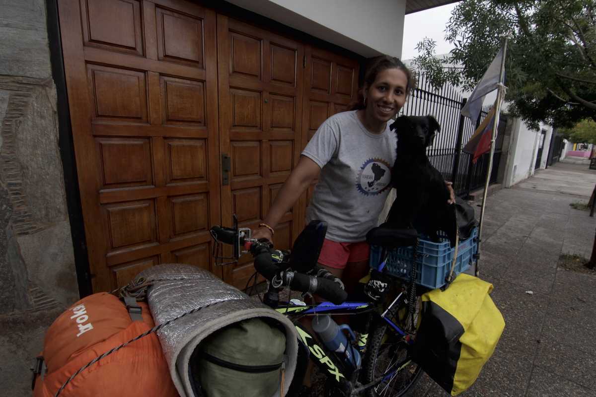 Johana y Lizzy pasaron por el Alto Valle de Río Negro en su viaje en bici. Fotos: Oscar Livera