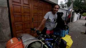 La historia de Johana y su perrita Lizzy, viajeras que recorren el país en bicicleta