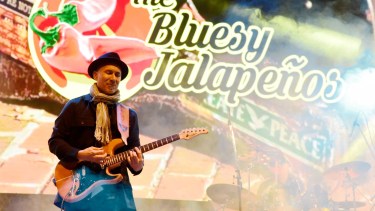The Bluesy Jalapeños comenzó como una banda tributo a Steve Ray Vaughan.