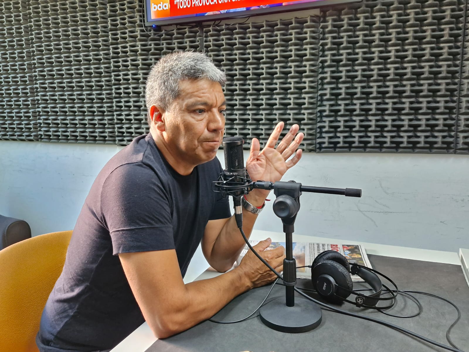 El líder de Libres del Sur en Neuquén, Jesús Escobar, visitó el estudio de RÍO NEGRO RADIO para analizar la Ley Ómnibus. (Foto: Elena Egea).
