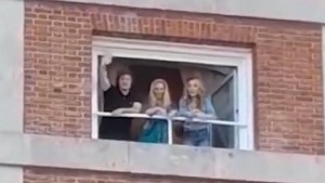 Video: Milei llegó a Mar del Plata y salió a saludar desde un balcón junto a Fátima Flórez