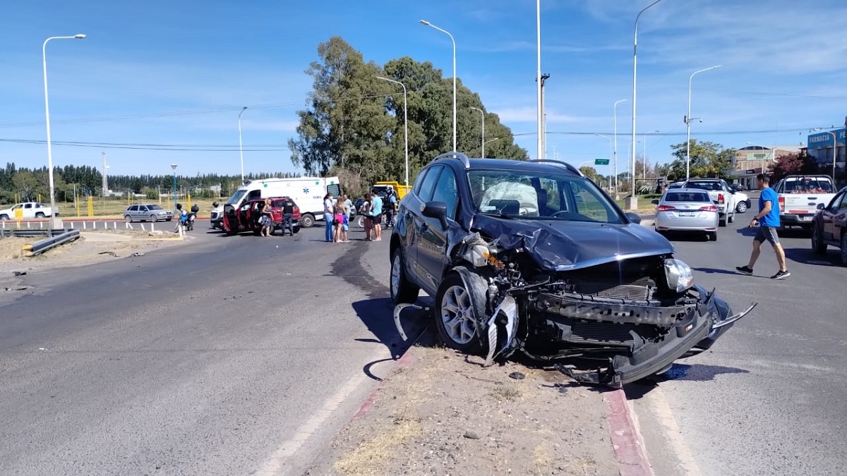 Ocurrió esta tarde, en la primera rotonda de Centenario. Foto: Gentileza Policía de Neuquén. 