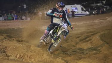 El piloto de San Martín de los Andes hizo historia y metió su primer triunfo en El Coliseto. (Fabián Ceballos)