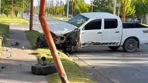Impactante accidente en Cipolletti: perdió el control de su camioneta y chocó un poste de luz