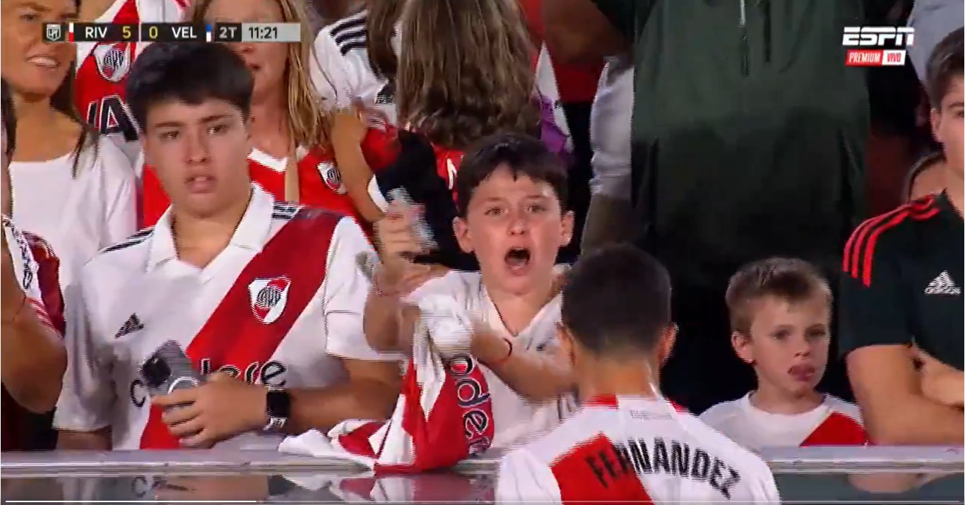 Nacho Fernández le autografió la camiseta a un pequeño hincha de River, en el Monumental.