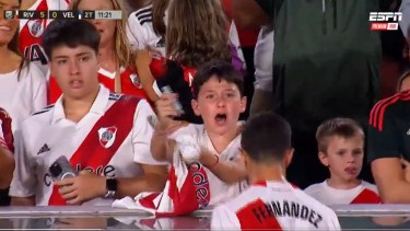 Nacho Fernández le autografió la camiseta a un pequeño hincha de River, en el Monumental.