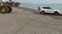 Imagen de Un auto de alta gama casi fue llevado por el mar en Bahía Creek