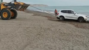 Un auto de alta gama casi fue llevado por el mar en Bahía Creek
