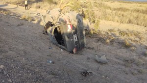 Volcó en la ruta que une San Antonio con Las Grutas y salió ileso: otros conductores lo auxiliaron