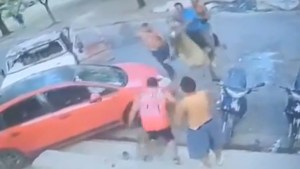 Video | Insólita pelea en Trenque Lauquen: piedras, botellas, perros y hasta un hombre a caballo