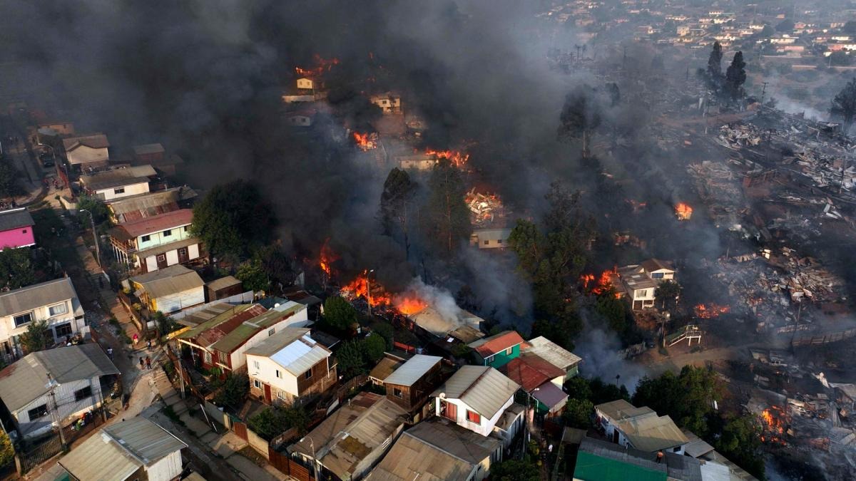 El incendió arrasó con miles de viviendas. Foto AFP