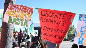 Video | ATE levantó el corte de la Ruta 22 y organizaciones entregaron curriculums, en Neuquén