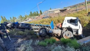 Un camionero que iba ebrio terminó en un desagüe en Neuquén
